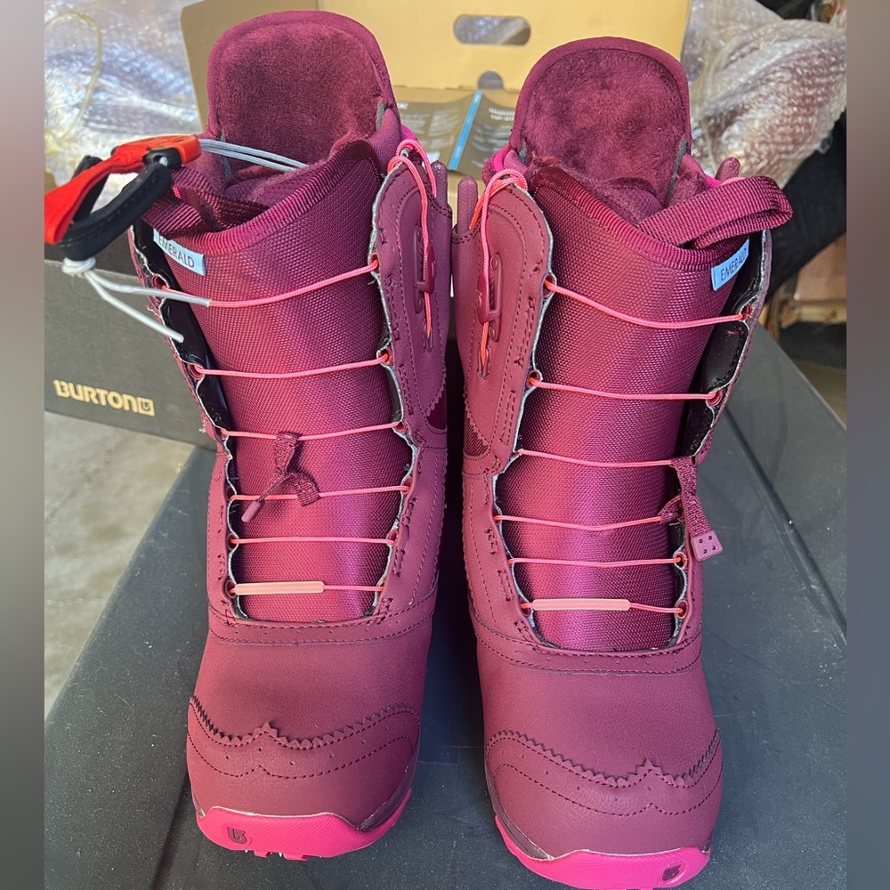 NWT Burton Emerald Boots